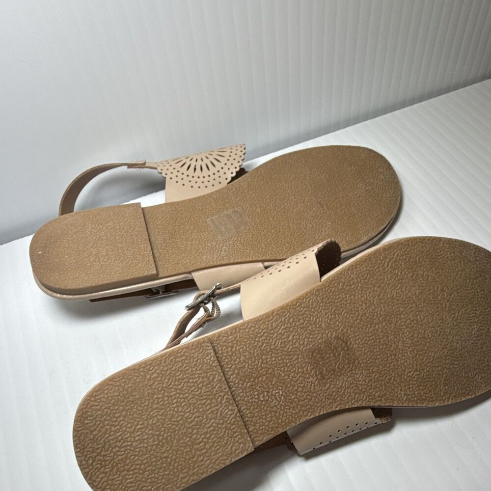 Beige Thong Flat Sandals Faux Leather Buckle Ankle Strap Women’s 9 - Picture 6 of 7